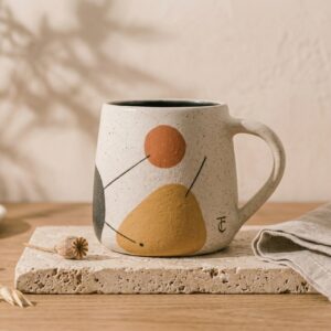 Mug en grès artisanal beige avec motif géométrique de la Collection Signature Atelier Terres Claires